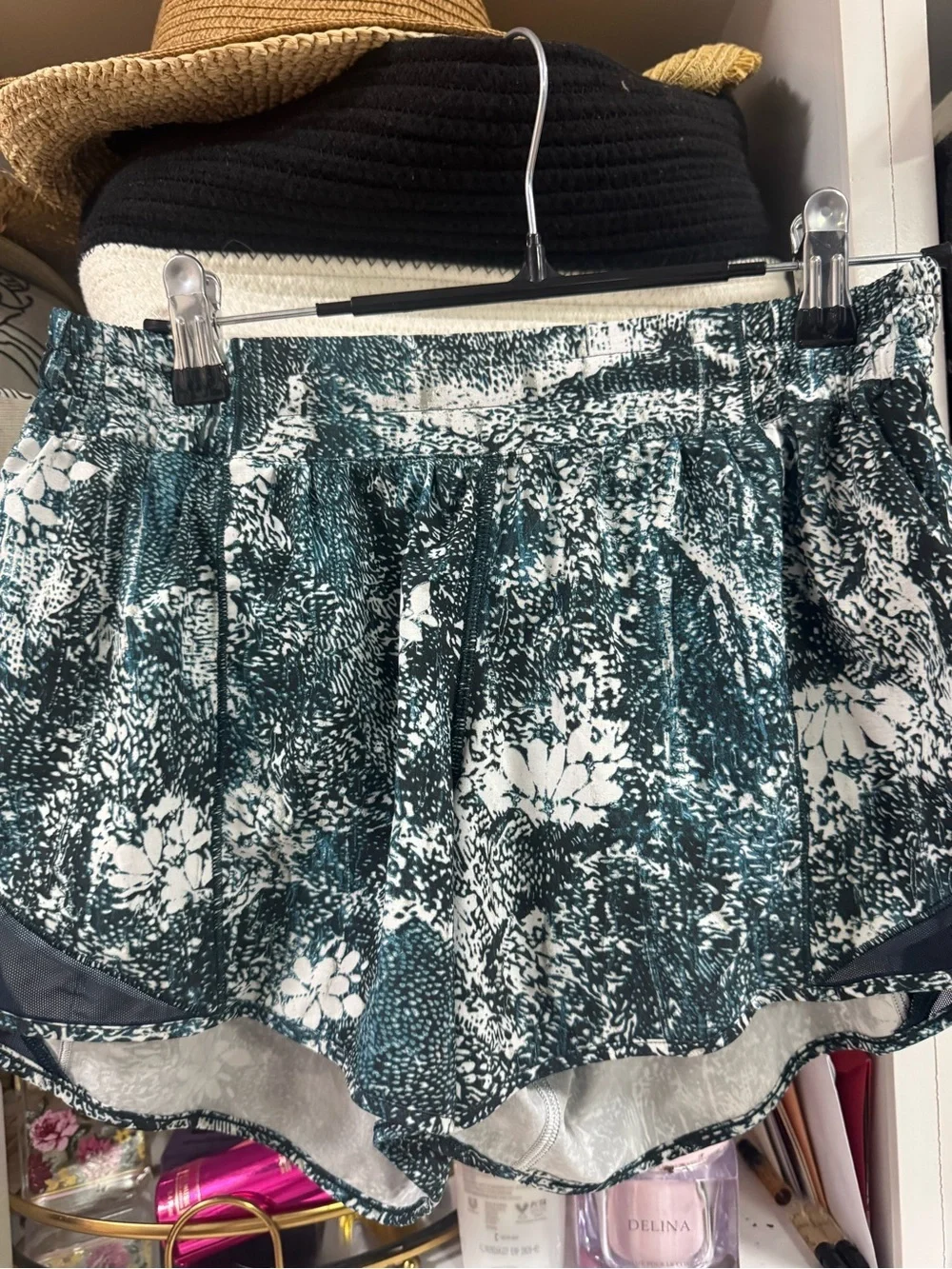 Lululemon Hotty Hot Running Shorts Size 6 | Green Floral Print | Built-In Liner - Picture 5 of 7